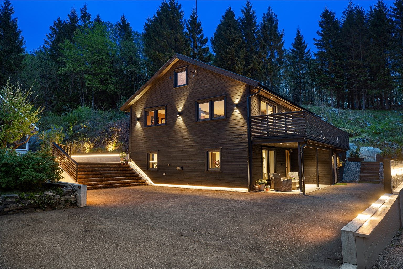 Velkommen til Strømsdalen 20 - en lekker og betydelig oppusset enebolig med hybel og sentral beliggenhet! 