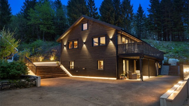 Velkommen til Strømsdalen 20 - en lekker og betydelig oppusset enebolig med hybel og sentral beliggenhet!