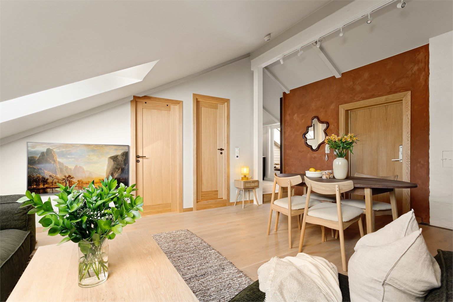  I alle oppholdsrom er det delikat eikeparkett, og boligen er oppgradert med nye innerdører 