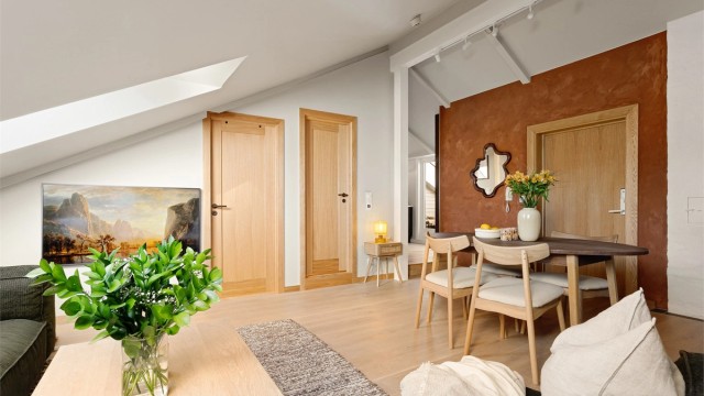 I alle oppholdsrom er det delikat eikeparkett, og boligen er oppgradert med nye innerdører