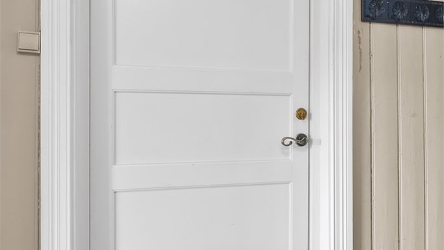 Inngangspartiet i første etasje ønsker velkommen inn.