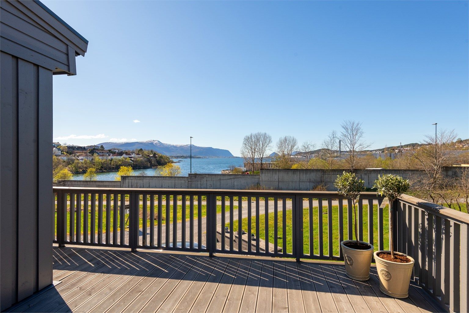 Herfra har du gode solforhold og en flott utsikt over nærområdet og fjorden