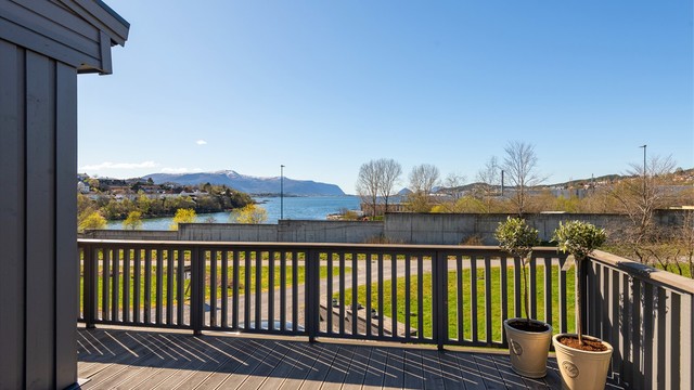 Herfra har du gode solforhold og en flott utsikt over nærområdet og fjorden