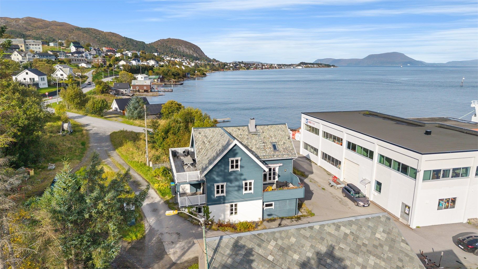 Dronebilde av eiendommen og nærområdet
