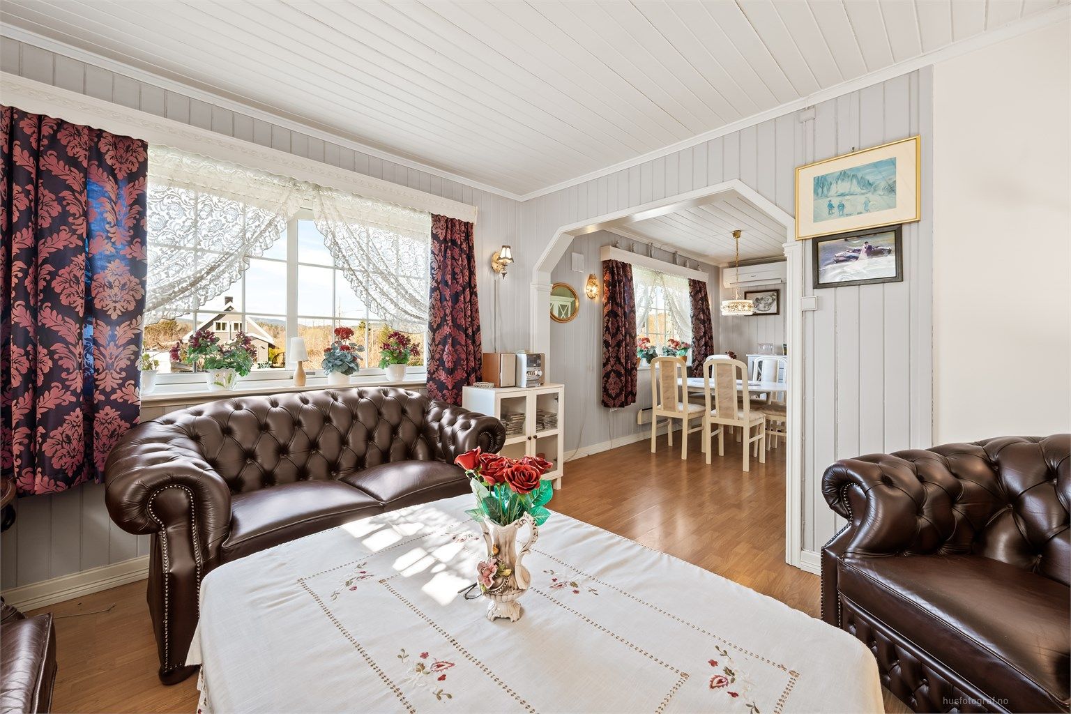 Stuen har en åpen løsning mot spisestuen, som skaper en sosial og sammenhengende sone i boligens første etasje.