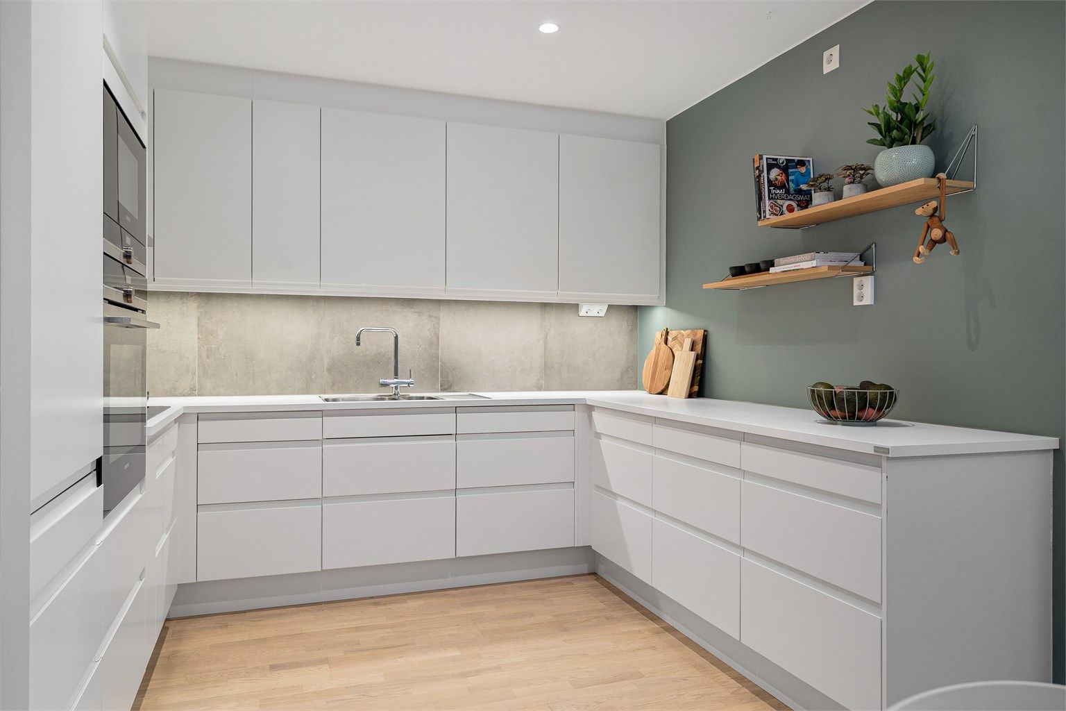 Det er rikelig med oppbevaringsplass. Den gode benkeplassen gjør det enkelt med matlaging i hverdagen.