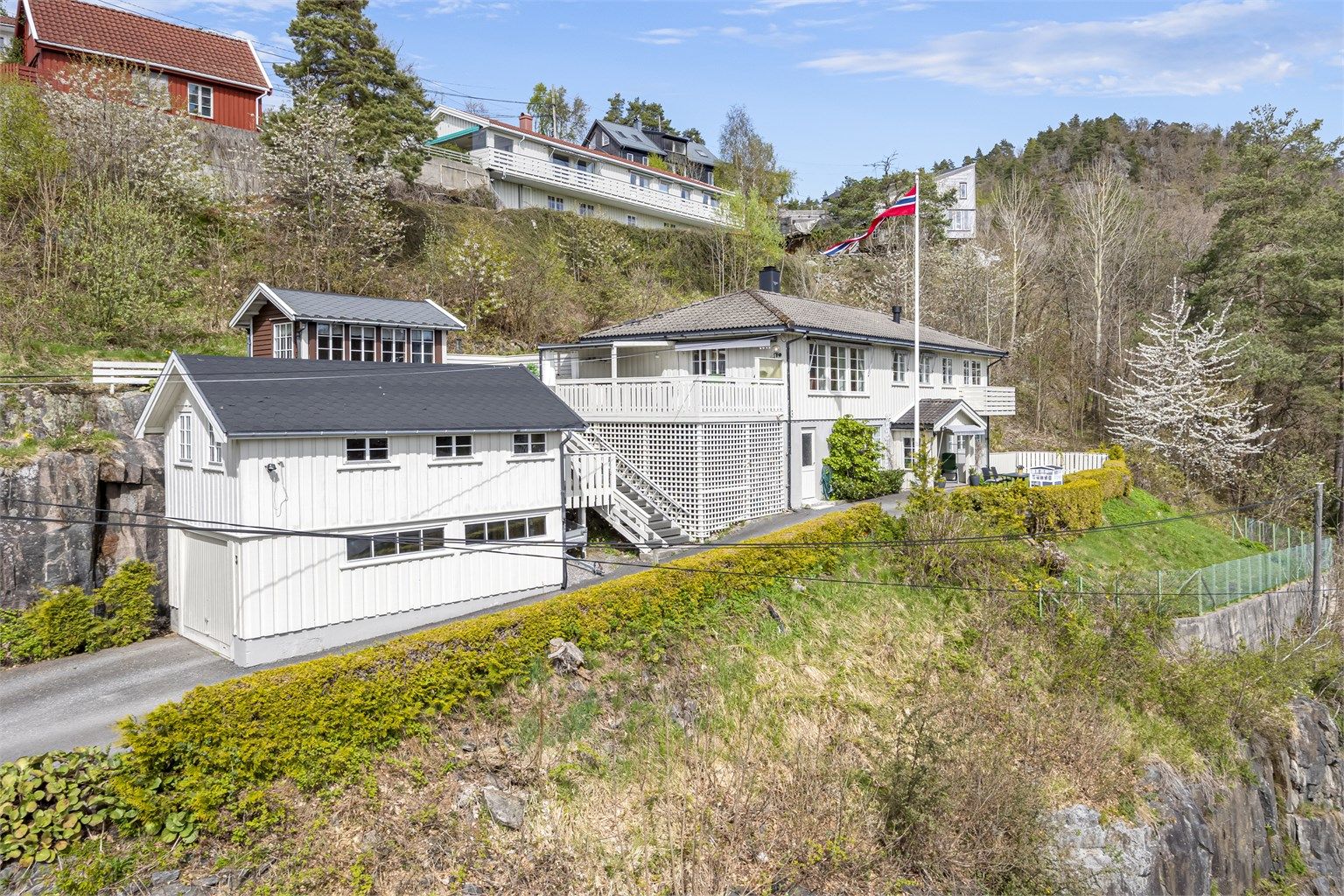 Solrik, sentral eiendom med tilleggstomt og et totalt tomteareal på over 2 mål!