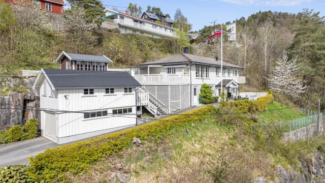 Solrik, sentral eiendom med tilleggstomt og et totalt tomteareal på over 2 mål!