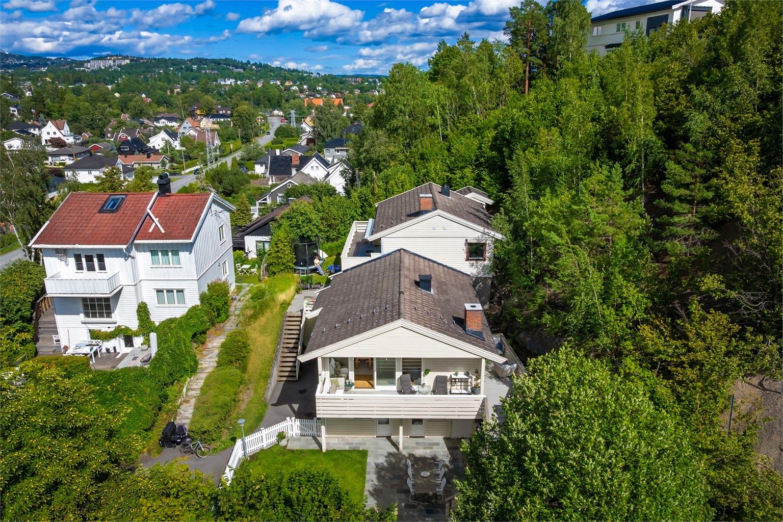 Boligen har en fin og tilbaketrukket beliggenhet i en rolig gate.