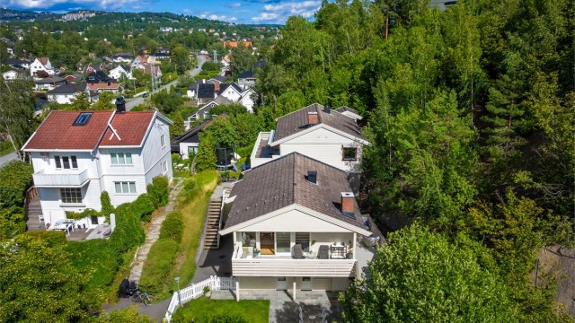 Boligen har en fin og tilbaketrukket beliggenhet i en rolig gate.