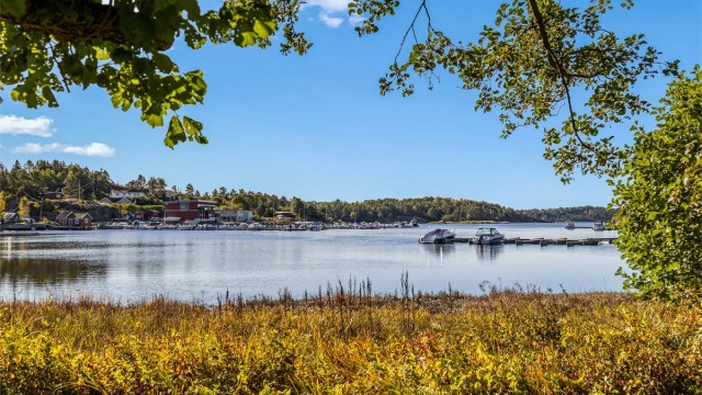Nedenfor hytta ved sjøen.