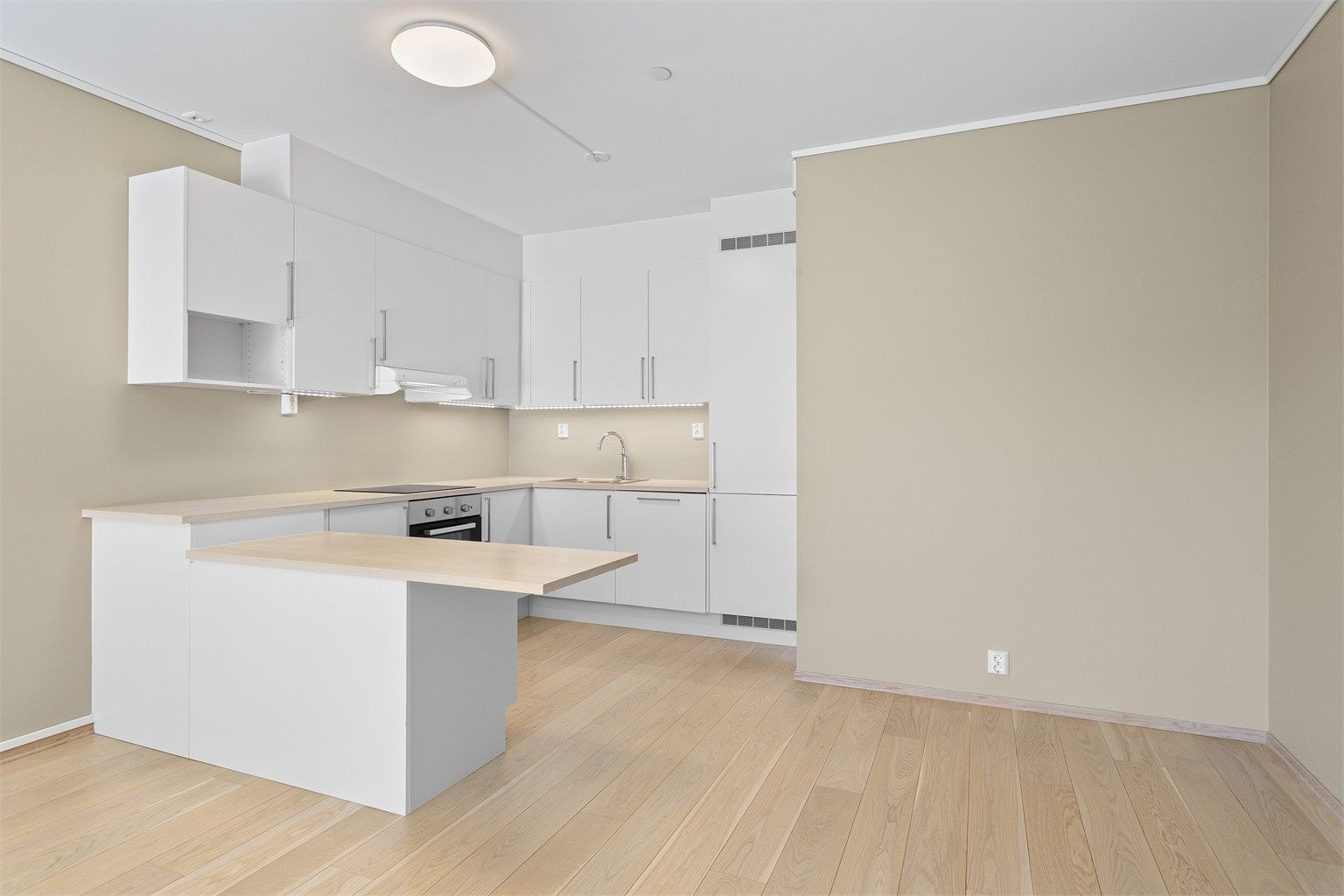 Stilren Sigdal-kjøkkeninnredning med helintegrerte hvitevarer og en praktisk barløsning.