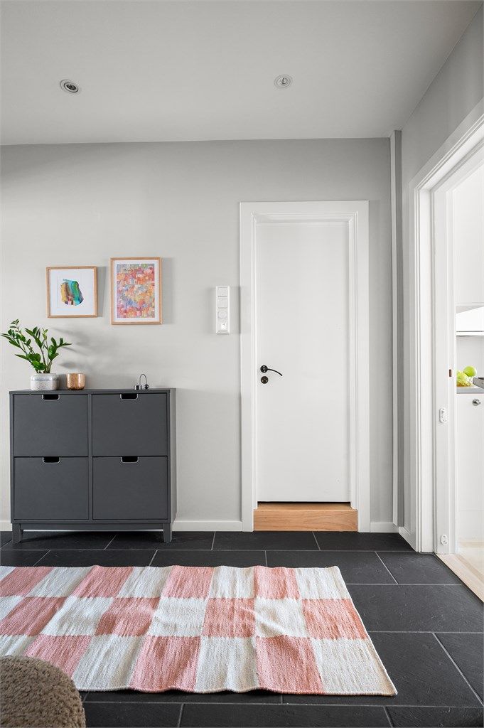 Flislagt gulv med gulvvarme i entreen gir en behagelig velkomst.