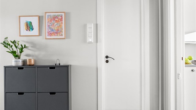 Flislagt gulv med gulvvarme i entreen gir en behagelig velkomst.