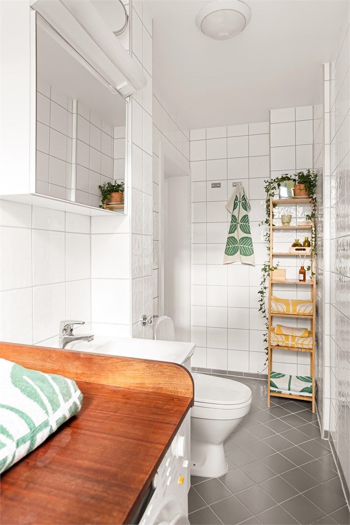 Badet har godt med plass til ekstra håndklehylle eller skap