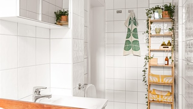 Badet har godt med plass til ekstra håndklehylle eller skap