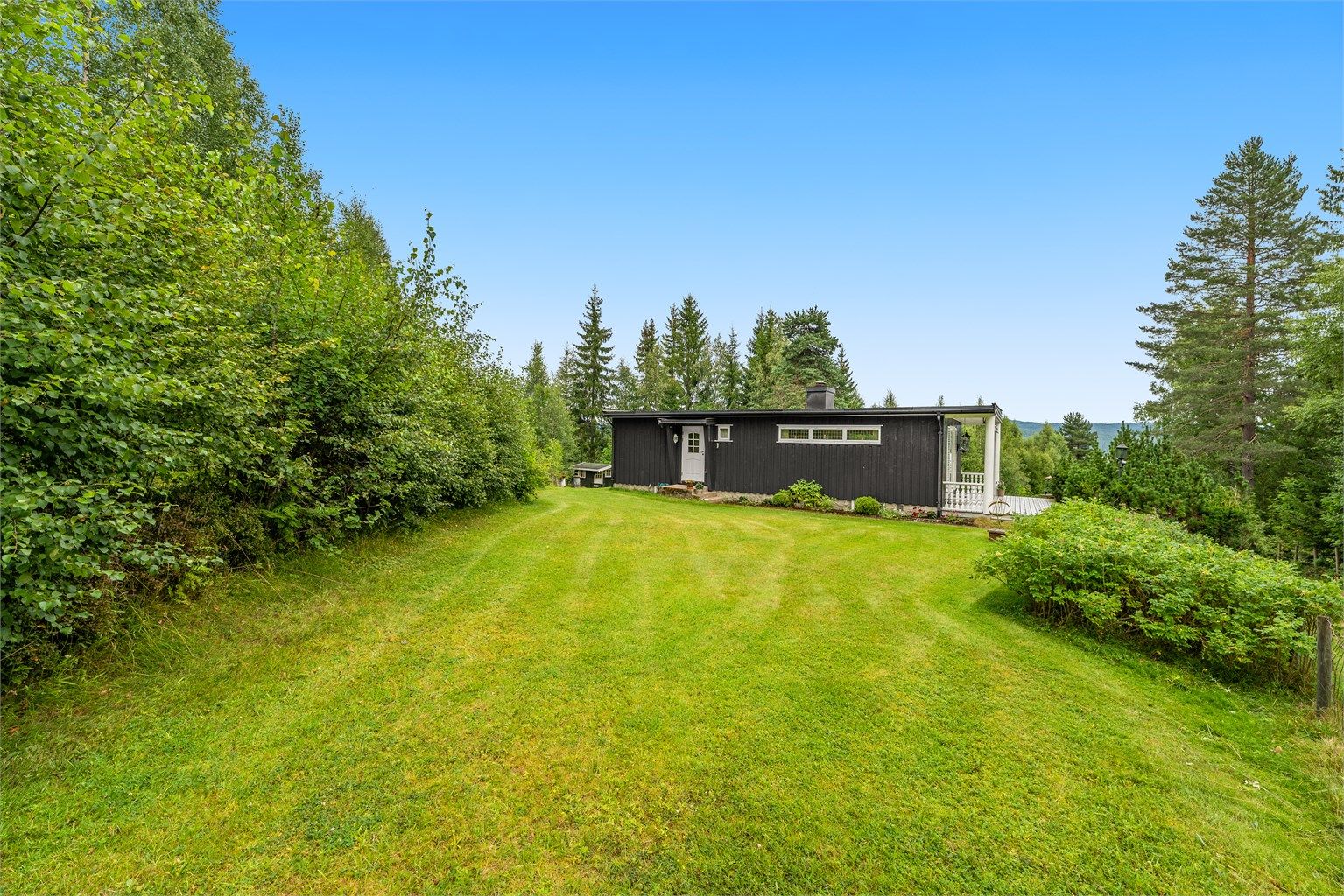 Plen som strekker seg rundt huset og ligger tilrette for mye lek og moro