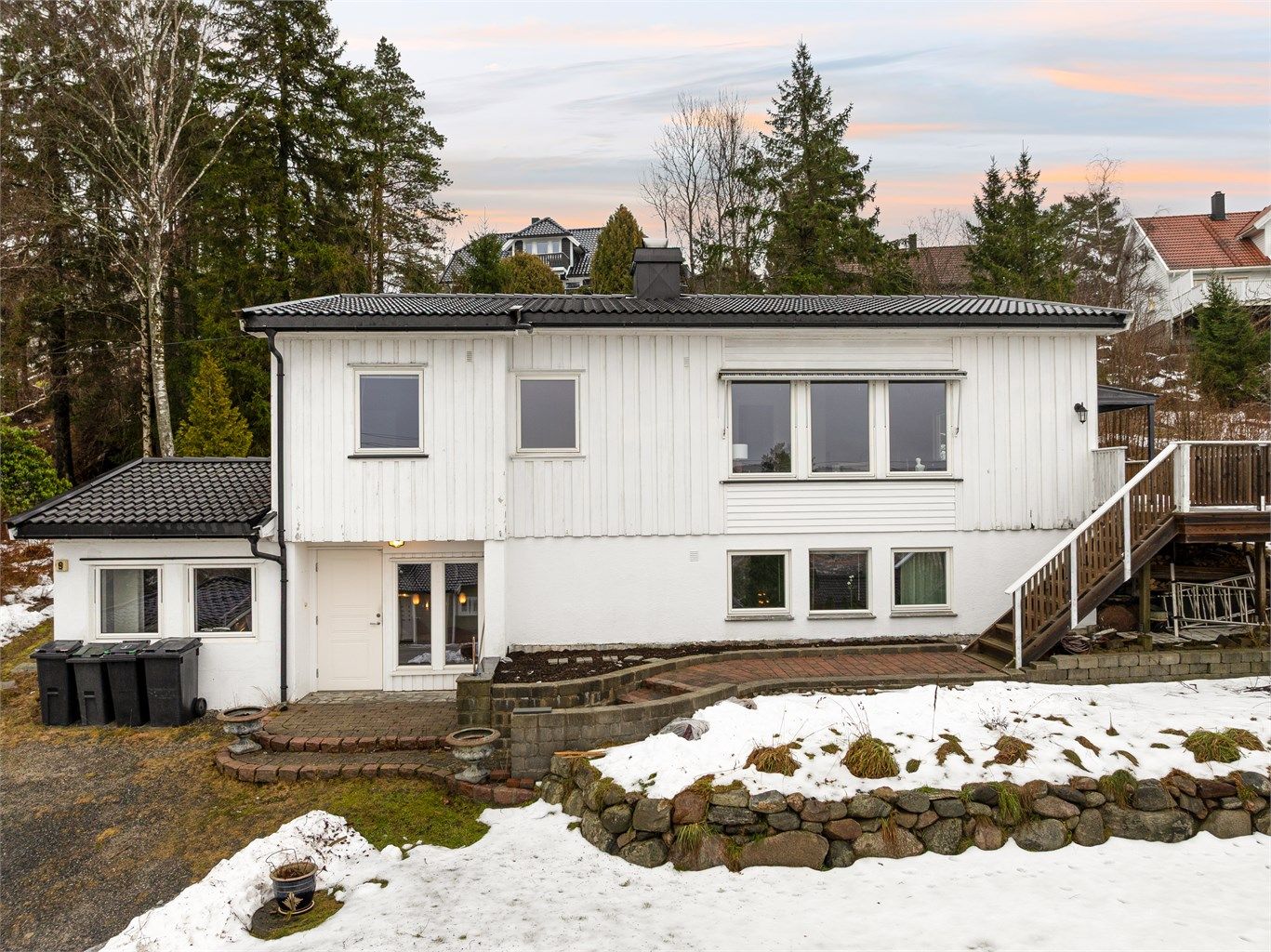 Eneboligen i Stenbruddveien 9 ble oppført i 1969, vestvendt og luftig i høyden ovenfor Hornnes - midt i Skjeberg. 
Fotograf; Kristoffer Kristiansen.
