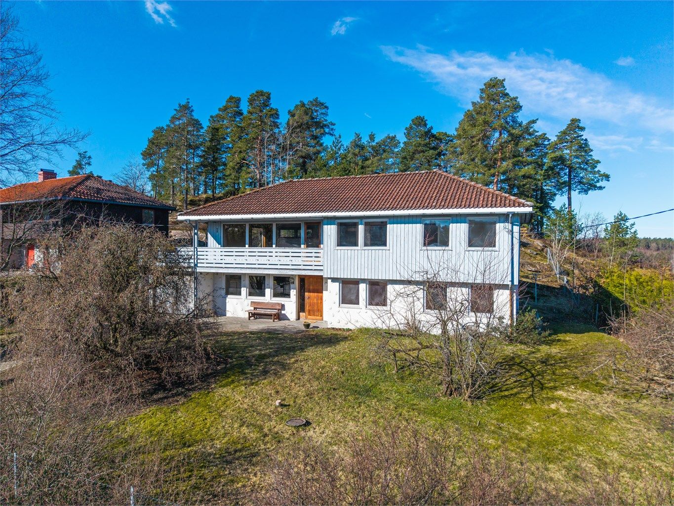 Eiendommen ligger attraktivt til i et rolig og etablert boligområde i Rambergåsen.