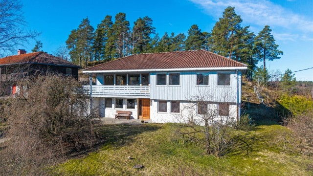 Eiendommen ligger attraktivt til i et rolig og etablert boligområde i Rambergåsen.