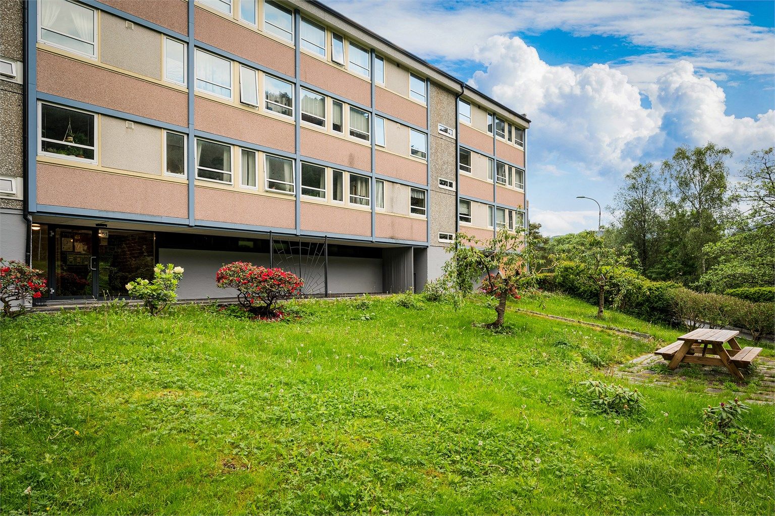 Store og pent opparbeidede fellesarealer med plen og beplantning gir gode uteområder for beboerne.