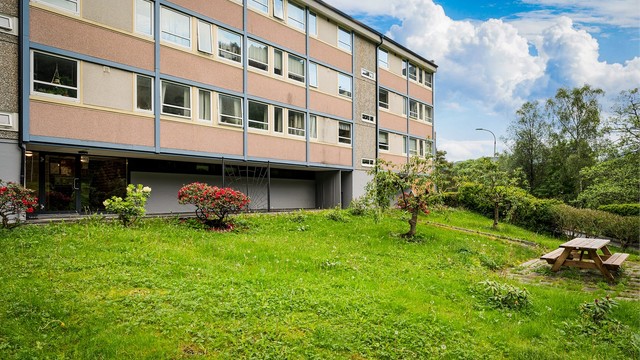 Store og pent opparbeidede fellesarealer med plen og beplantning gir gode uteområder for beboerne.