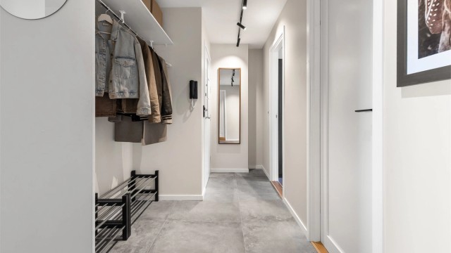 Romslig entré med plass til garderobeskap. Fra entreen er det tilgang til to av soverommene, kjøkkenet, stuen og badet.