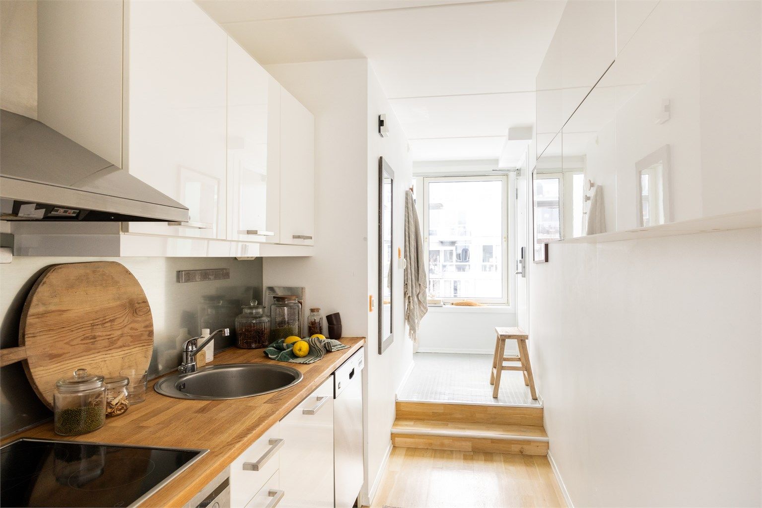 Kjøkkeninnredningen er tidløs og klassisk med benkeplate i tre, nedfelt oppvaskkum og ett-greps armatur.