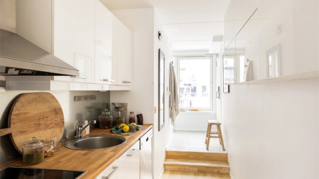 Kjøkkeninnredningen er tidløs og klassisk med benkeplate i tre, nedfelt oppvaskkum og ett-greps armatur.