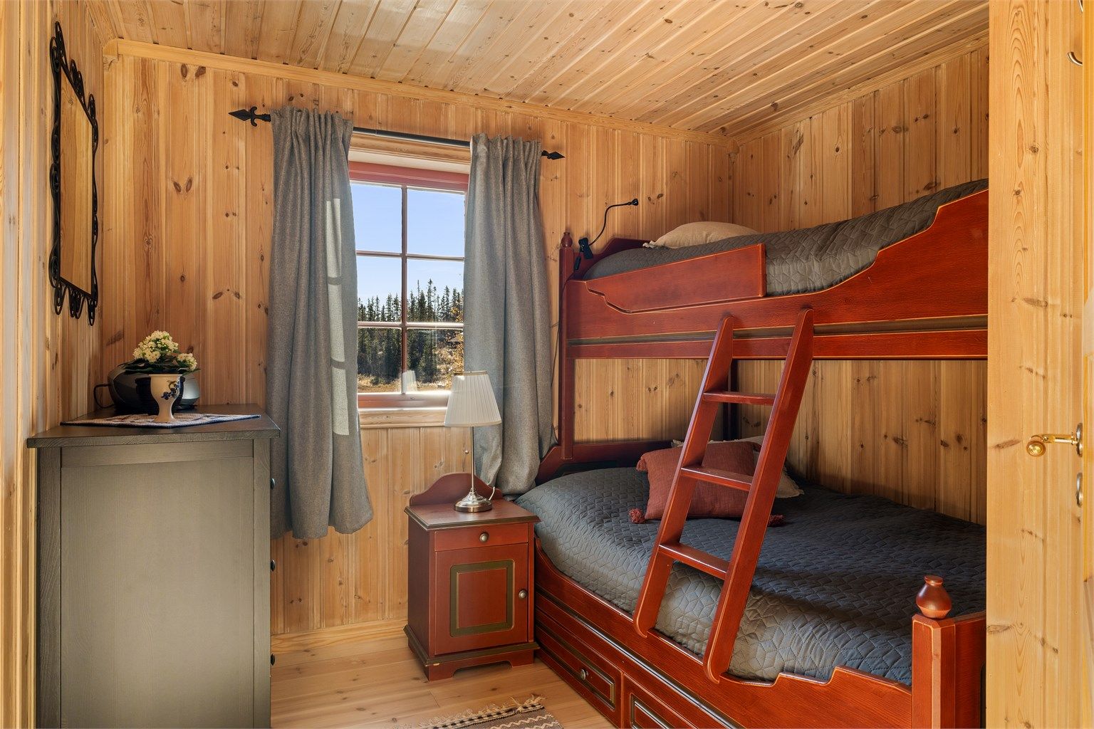 Hytta har totalt fem soverom.