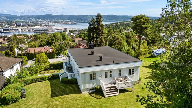 Kort gangavstand til barne- og ungdomsskole (under 1 km), barnehager (under 1 km), idrettsanlegg, lekeplass, bibliotek og dagligvarebutikk.