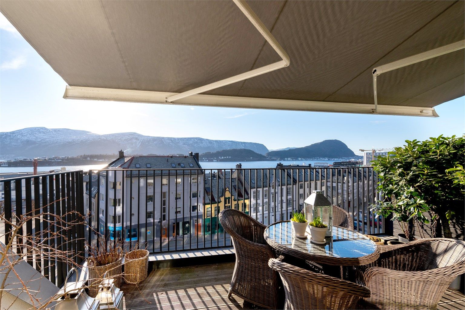 Solrik terrasse med nydelig utsikt. Det er montert markise