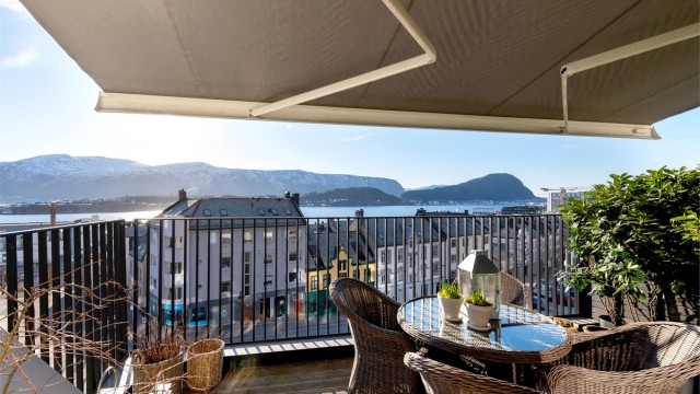 Solrik terrasse med nydelig utsikt. Det er montert markise