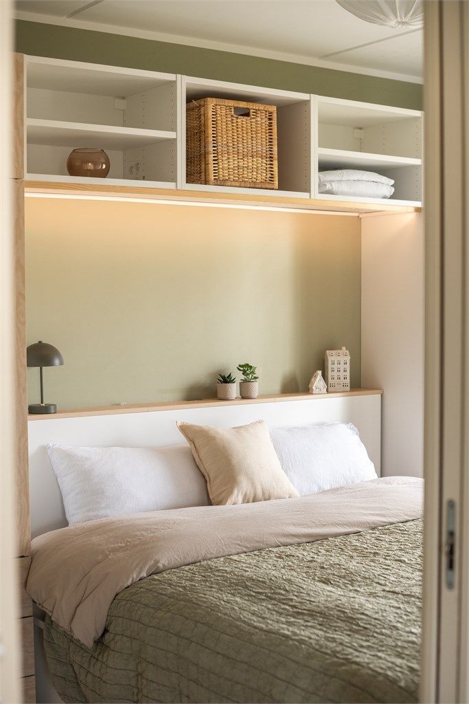 Integrert belysning i sengegavlen og de åpne hyllene skaper en lun og funksjonell nisje.