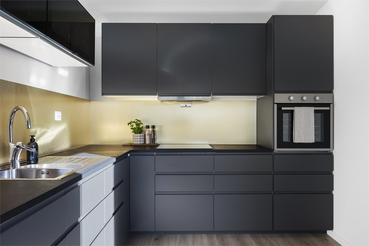 Innredning med glatte fronter og benkeplate med laminert overflate. 