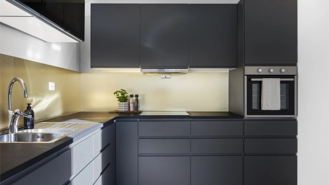 Innredning med glatte fronter og benkeplate med laminert overflate.