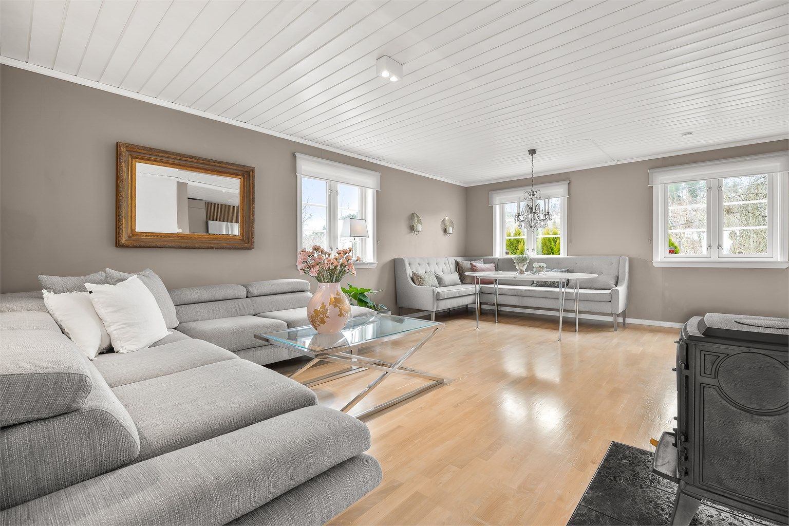 Store vindusflater gir godt med dagslys inn i stuen.