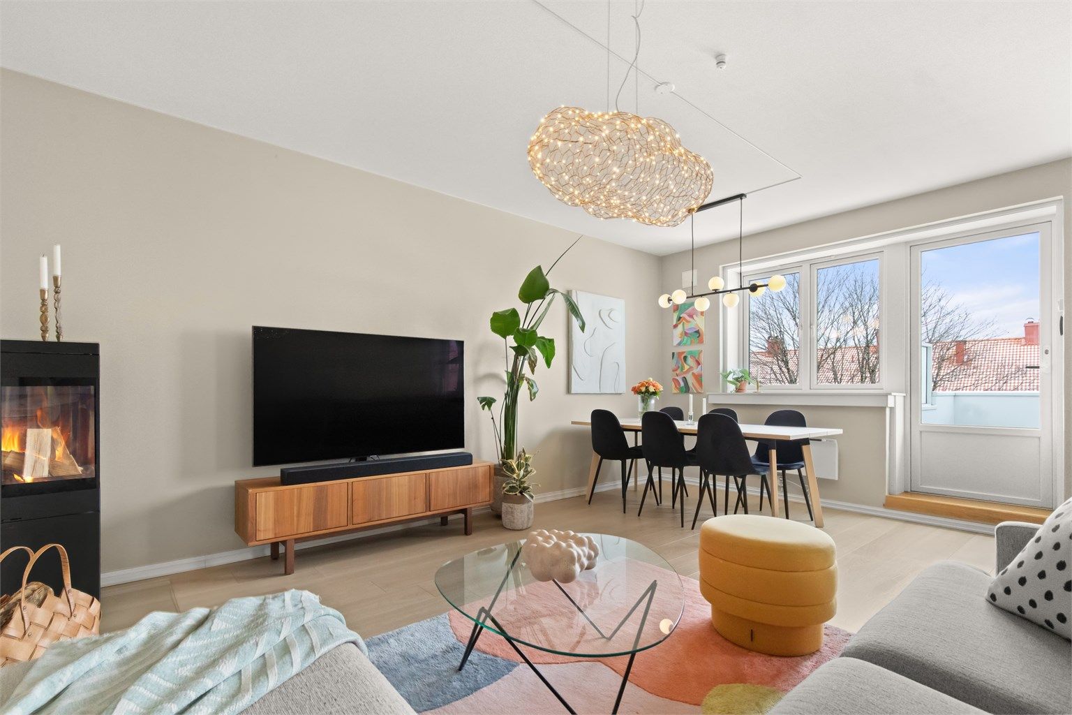 Leiligheten har rikt lysinnslipp fra store vindusflater, som skaper en åpen og luftig romfølelse. 