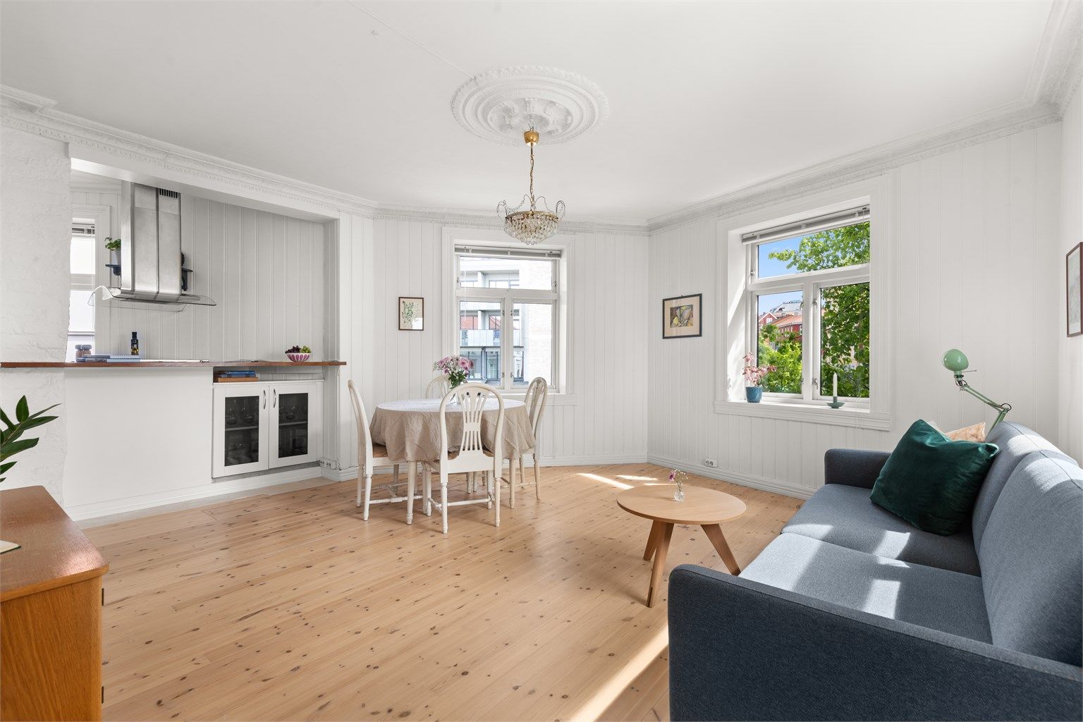 Leiligheten har en effektiv planløsning med plass til både spisegruppe og sofa. 