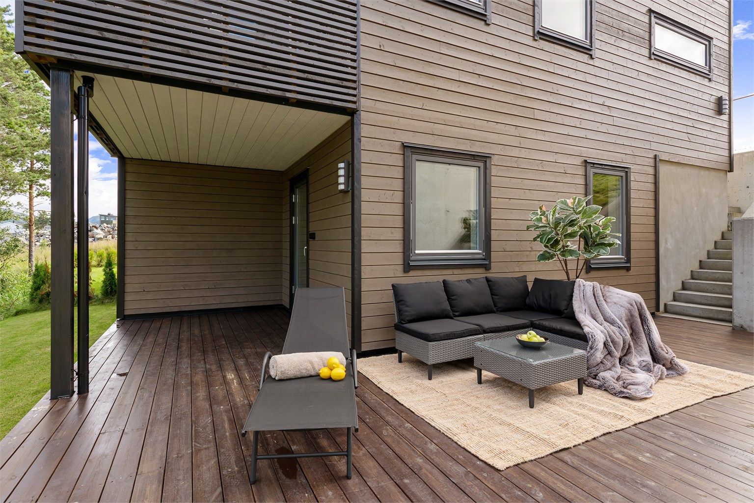 Stor, nordvestvendt terrasse på 31 kvm med god plass til utemøbler.