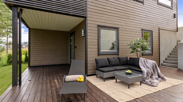 Stor, nordvestvendt terrasse på 31 kvm med god plass til utemøbler.
