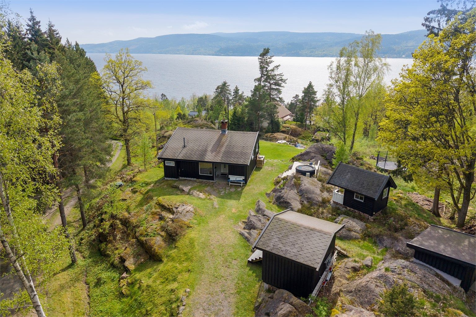 Bilvei helt frem og parkering rett utenfor døren. Flat og fin tomt på ca 1,4 mål