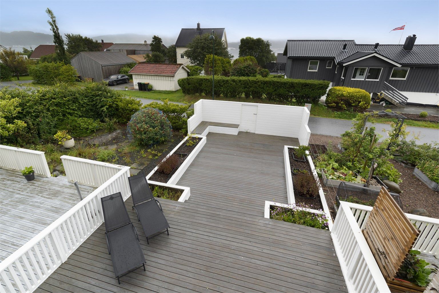 Her får du flotte uteområder med en romslig terrasse på ca. 70 kvm og balkong på ca. 5 kvm, begge med gode solforhold og hyggelig utsikt.