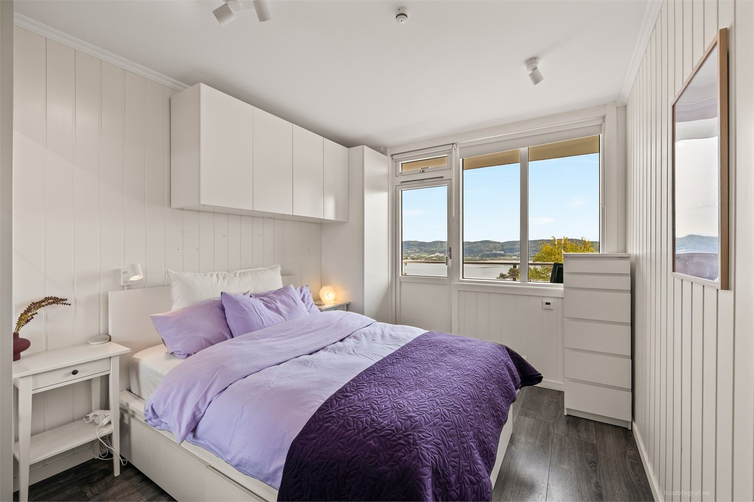 Romslig hovedsoverom med utgang til balkong