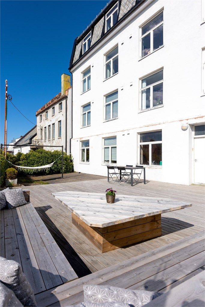 Terrassen er opparbeidet med platting i tre og har plassbygde sittebenker.