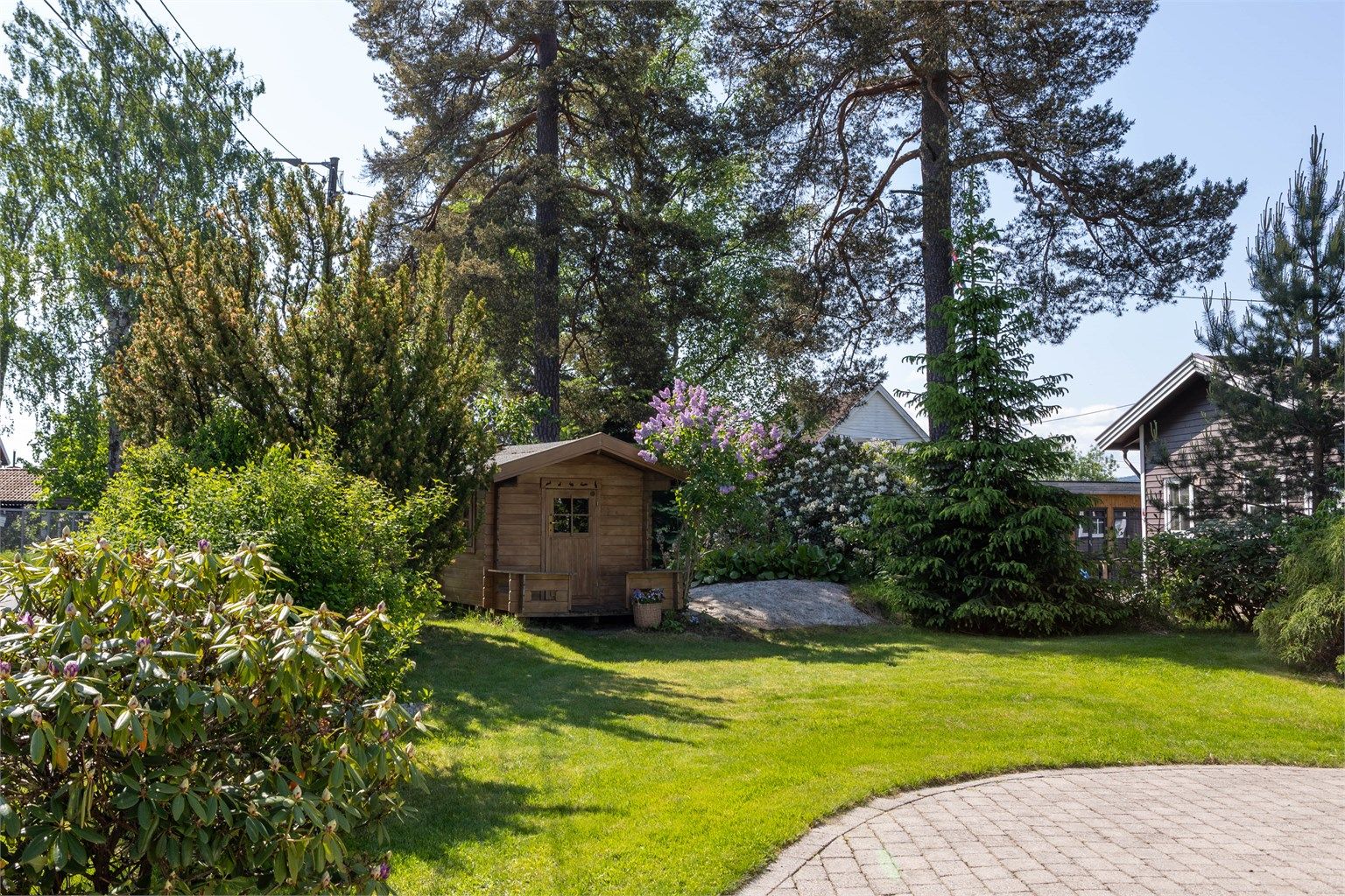 Sjarmerende lekestue i hagen – et eget lite fristed for de yngste.