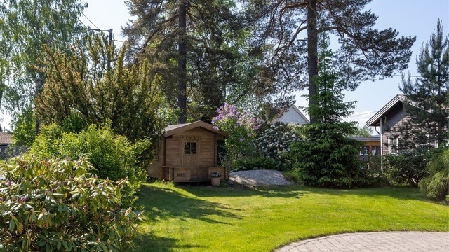 Sjarmerende lekestue i hagen – et eget lite fristed for de yngste.