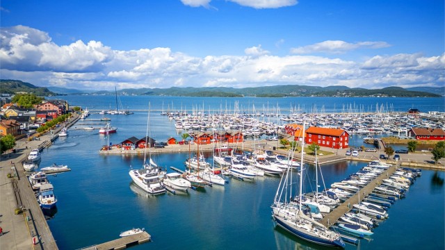 Beliggenheten gir umiddelbar nærhet til fjorden og flotte rekreasjonsmuligheter ved sjøen.