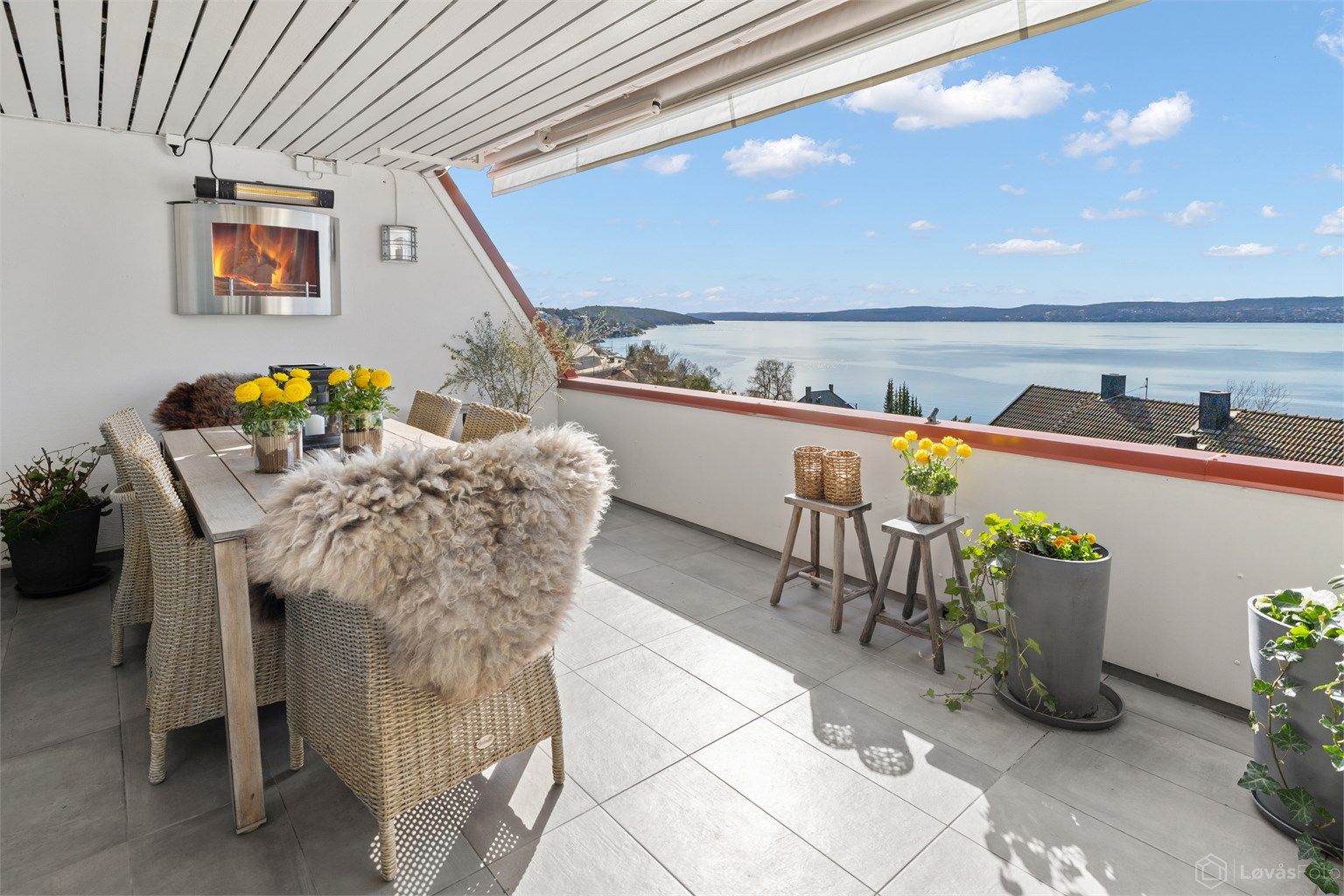 Terrassen utenfor stuen er på 18 m²  og er utstyrt med elektrisk markise.