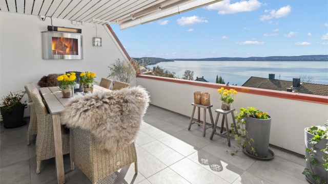 Terrassen utenfor stuen er på 18 m² og er utstyrt med elektrisk markise.